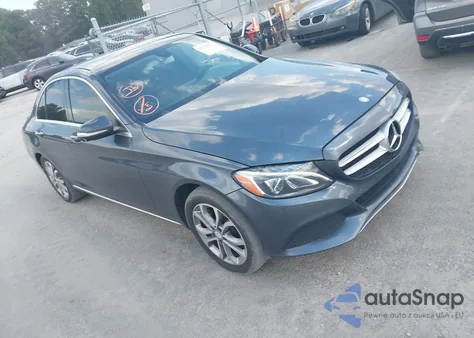 2015 Mercedes-Benz C 300 4Matic z USA, uszkodzony, nr VIN 55SWF4KB8FU059241